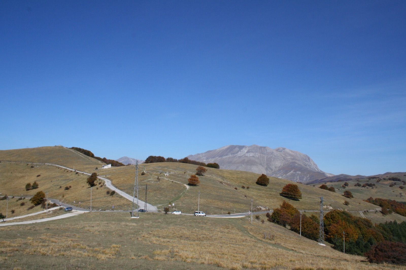 Il valico di Forca Canapine a 1.541 m, tra Umbria e Marche
