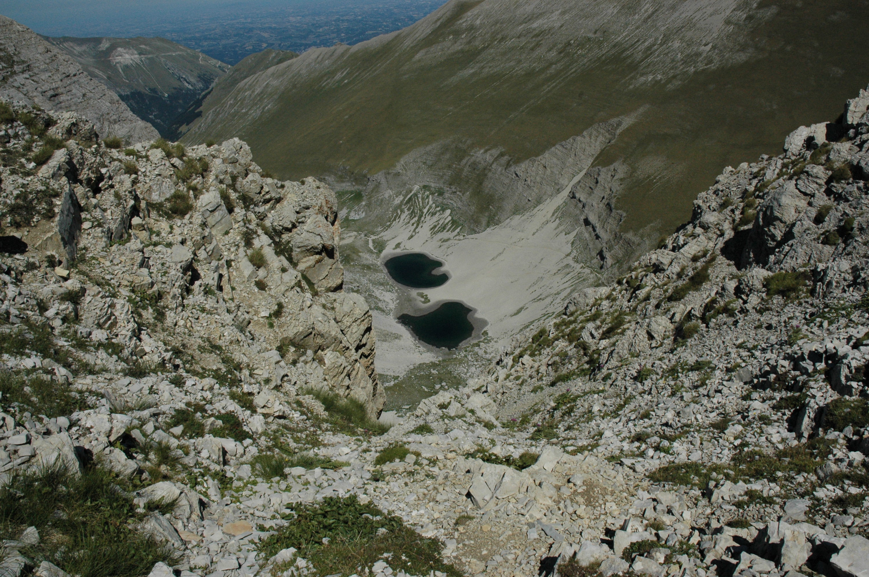 Il Lago di Pilato nella conca glaciale sotto il Monte Vettore, Monti Sibillini